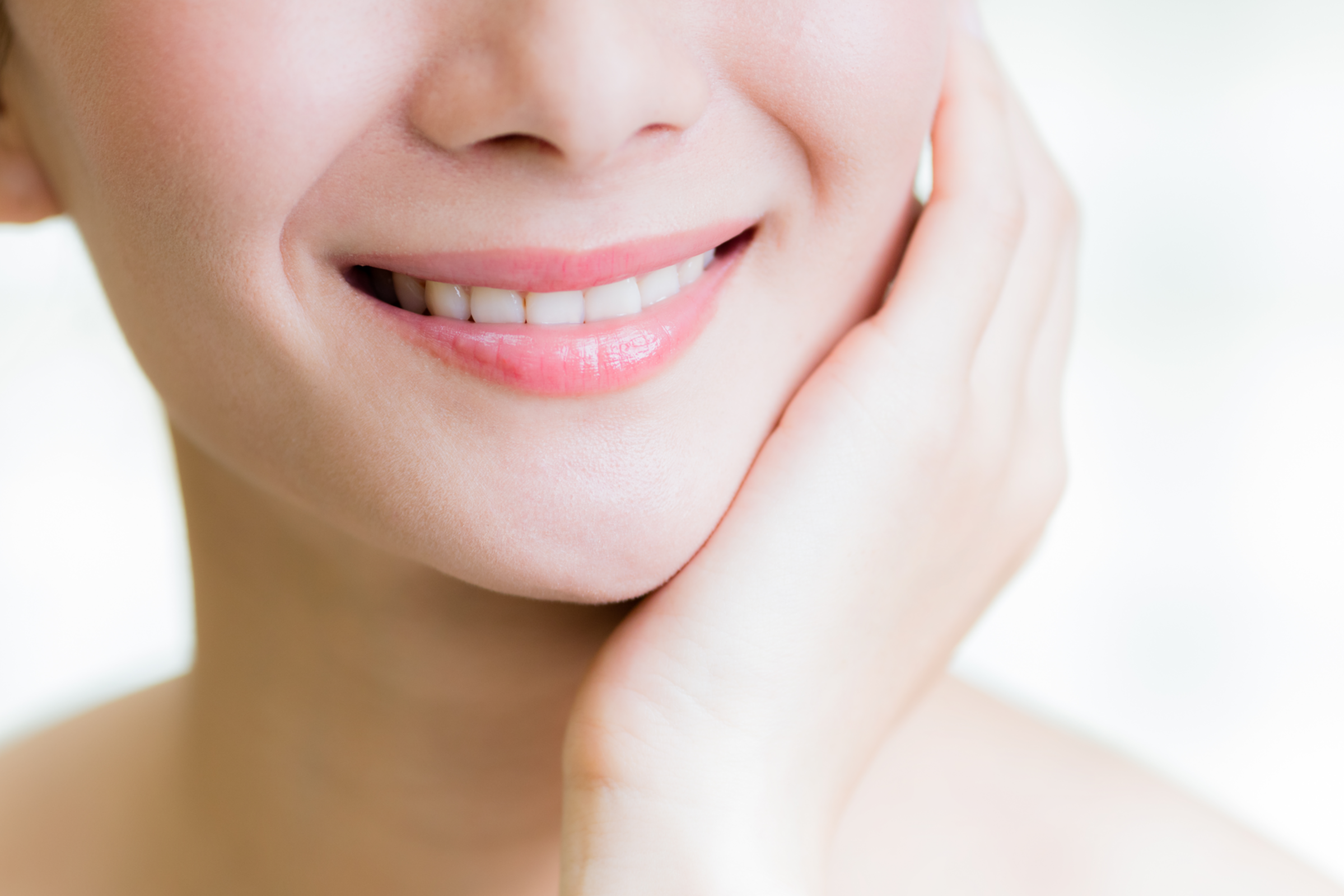 頬に手を当てた笑顔